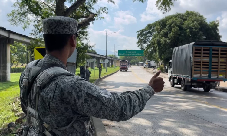 Misiones aéreas y terrestres refuerzan seguridad durante el primer puente festivo 2025