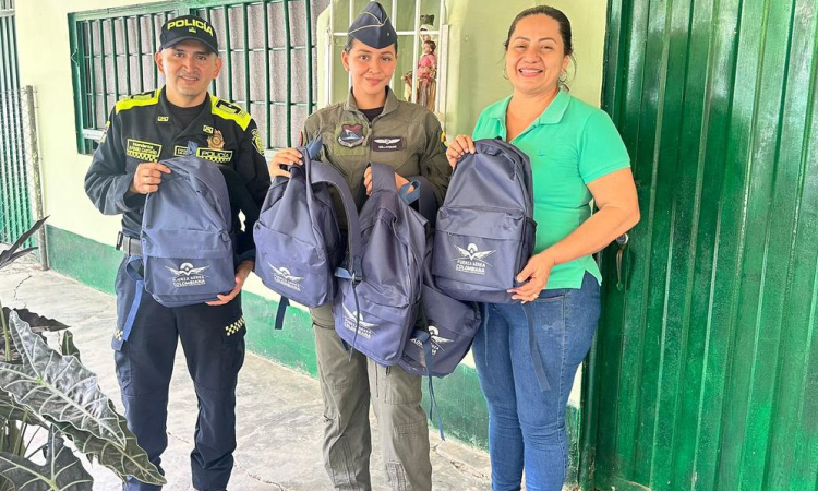 Comunidades de Puerto Salgar, Cundinamarca, reciben apoyo con kits escolares y mercados