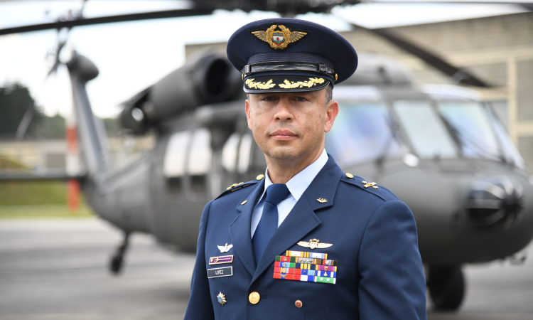Base Aérea CACOM 5 recibe con honores a su nuevo comandante 