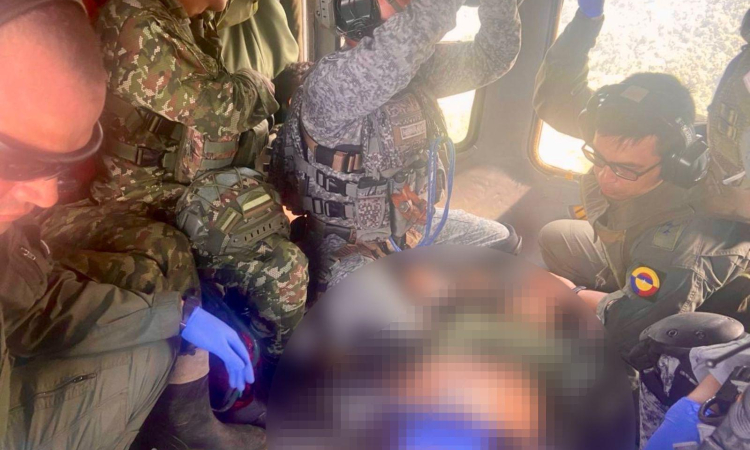 En un helicóptero UH-60, dos soldados afectados por mina antipersonal son evacuados