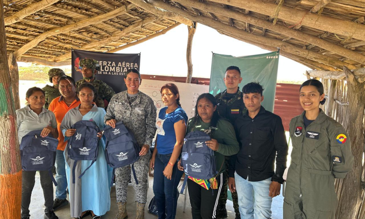 Entrega de útiles escolares a instituciones étnicas en La Guajira