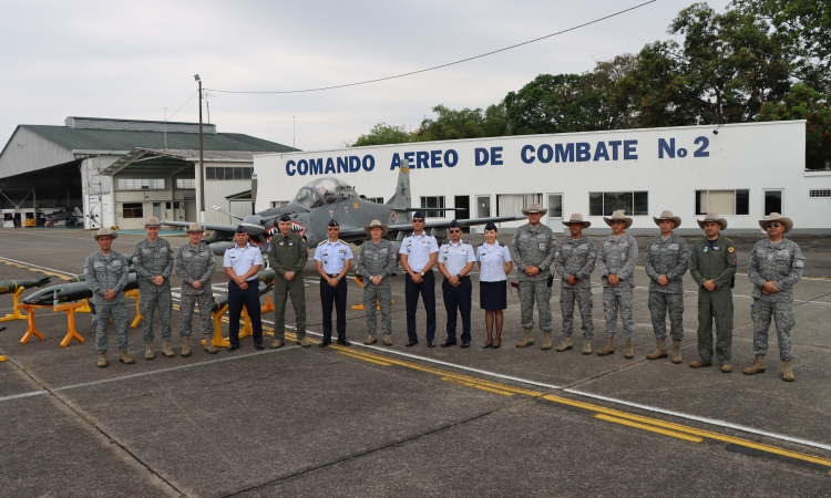 Servicio Aeronaval de Panamá conoce las capacidades Aeroespaciales de Colombia