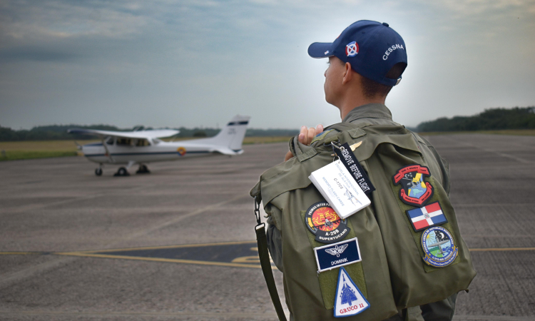 Cadete dominicano vuela solo por primera vez en la Fuerza Aeroespacial Colombiana