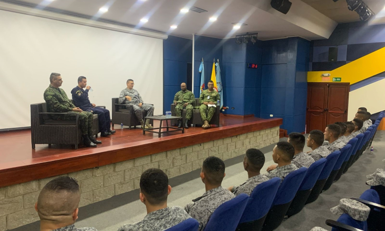 Primer conversatorio para Soldados Profesionales de la Fuerza Aeroespacial es realizado en CACOM 3