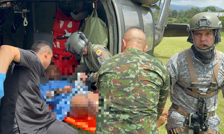 Fuerza Aeroespacial Colombiana realiza evacuación aeromédica de policías heridos en Antioquia