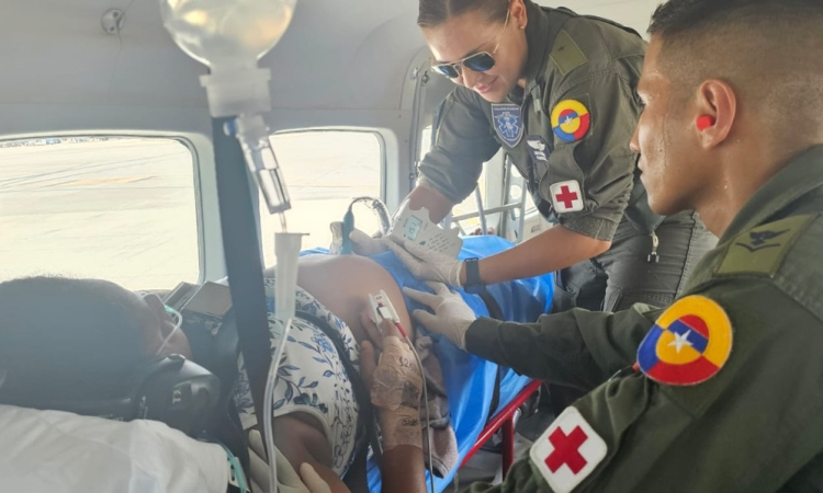 Fuerza Aeroespacial trasladó a gestante en estado crítico desde Providencia