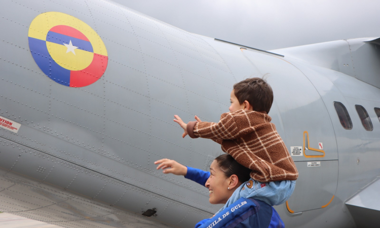 Capitán de la Fuerza Aeroespacial: Madre, militar y orgullo de Colombia