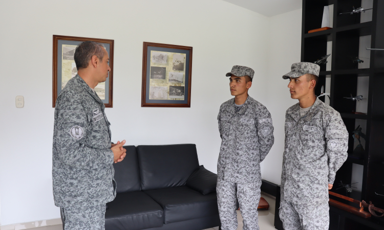 Hermanos gemelos se convierten en Soldados Profesionales de su Fuerza Aeroespacial Colombiana 