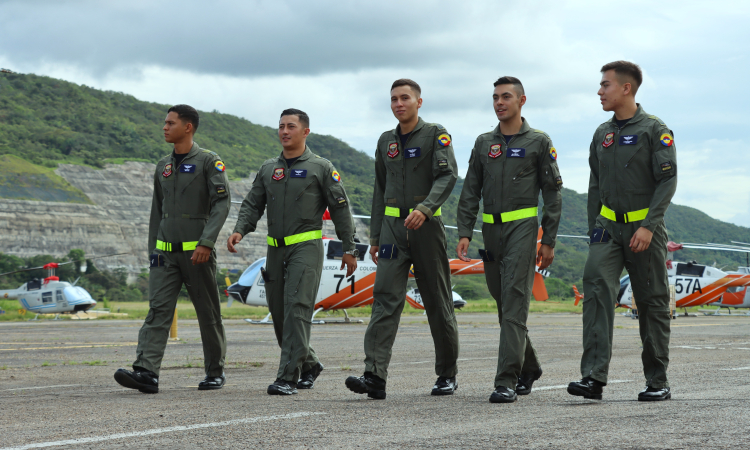 Compromiso con el país: inicia el curso 100 de pilotos de helicópteros