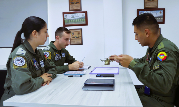 Oficiales inician curso de helicóptero con participación de Fuerza Aérea de Chile
