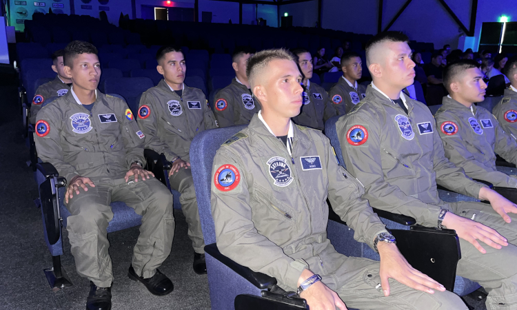 ¿Sabe qué fases debe superar un alumno para ser piloto militar?