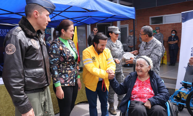 La FAC lideró exitoso apoyo integral a población vulnerable de Fontibón