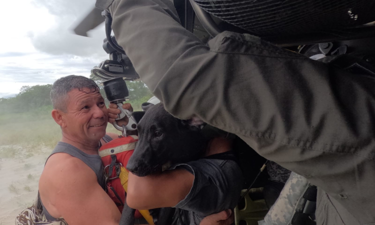 12 personas y sus mascotas fueron salvadas por helicóptero en El Dorado, Meta