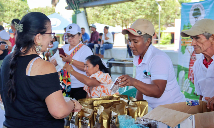 Feria de emprendedores y agricultores dinamiza la economía en Caquetá