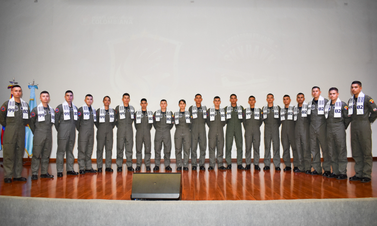 Cadete guatemalteco se entrena en Fuerza Aeroespacial Colombiana para ser piloto militar