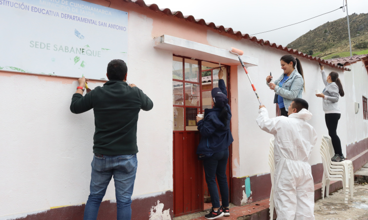 Alianzas solidarias transforman la Escuela Rural Sabaneque para estudiantes más felices
