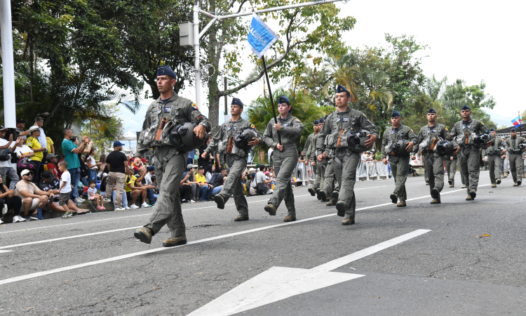 FAC rinde homenaje a la patria en el 20 de julio en Antioquia