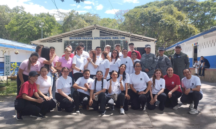 Institución Educativa Cune es beneficiada con pupitres y kits escolares