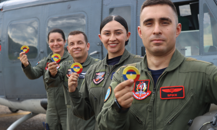 Hombres y mujeres de la Fuerza Aeroespacial listos para el 20 de julio