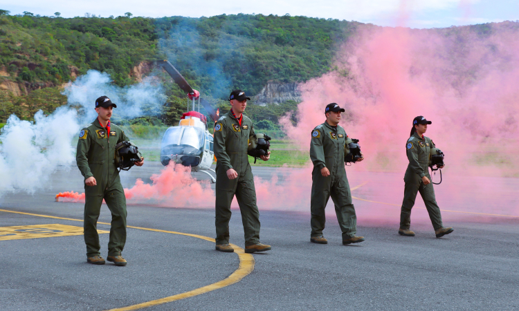 Así se entrenan cuatro oficiales chilenos que buscan ser piloto de helicóptero