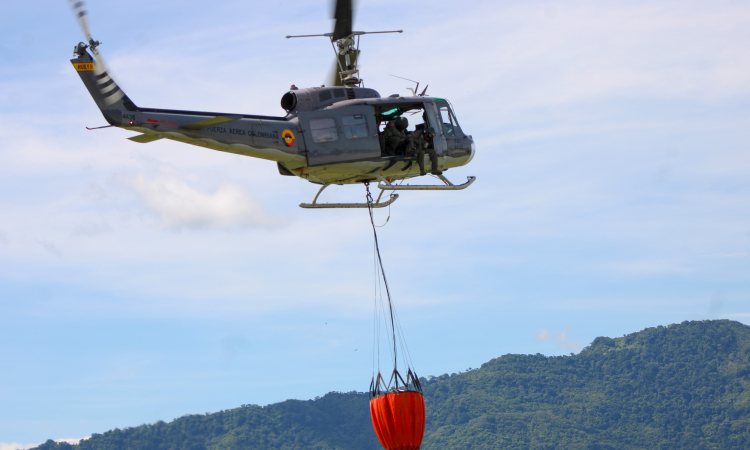 Tripulaciones de helicóptero entrenan arduamente para extinguir incendios forestales desde el aire