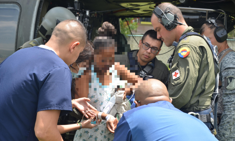 De manera oportuna la Fuerza Aeroespacial Colombiana, a través del Comando Aéreo de Combate No. 5, efectuó el traslado aeromédico desde la ciudad de Quibdó, Chocó, hacia Medellín, de una mujer de 18 años en estado de gestación, quien presentaba complicaciones prenatales asociadas a un embarazo de alto riesgo. La misión, desarrollada en coordinación con el Centro Nacional de Recuperación de Personal, CENRP, se llevó a cabo a bordo de un helicóptero UH-60 Black Hawk en configuración “Ángel”, especialmente equ