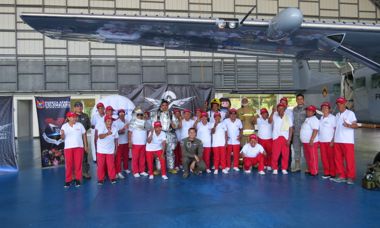 Adultos mayores conocen capacidades operacionales del GAAMA en Leticia