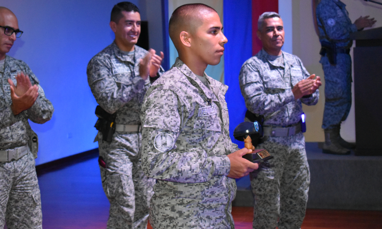 Caleño obtuvo primer puesto en Curso de Seguridad y Defensa de Bases