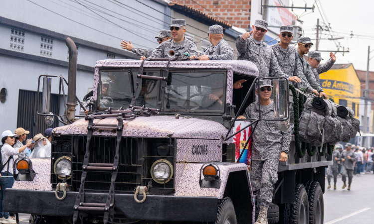 Medellín honra a sus Fuerzas Militares en desfile Héroes de la Patria