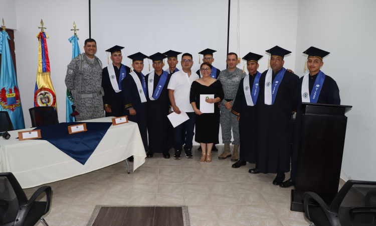 Soldados obtienen logro académico que motiva su servicio militar
