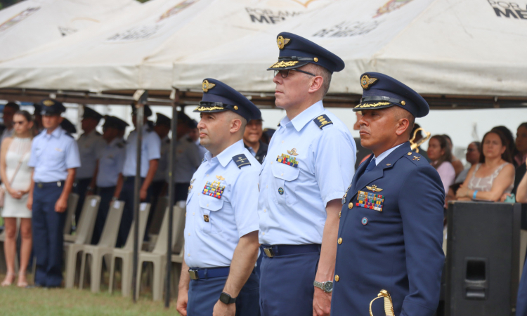 El Comando Aéreo de Combate N° 4 recibe con honores a su nuevo comandante