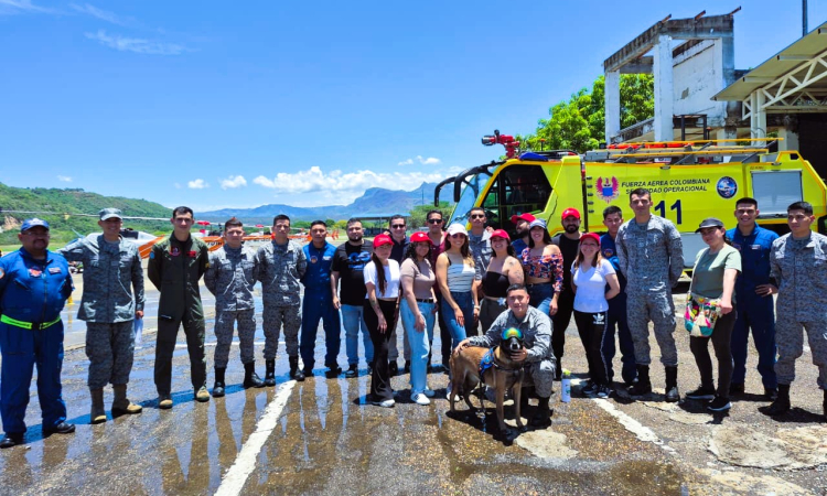 Líderes comunales de Icononzo y Fundación Cardioclinic se acercan al mundo aeronáutico 