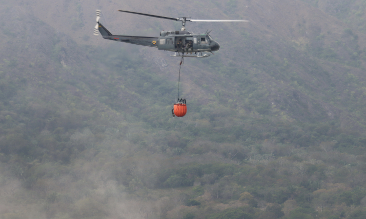 Avanzan operaciones aéreas para contener incendio forestal en Prado, Tolima