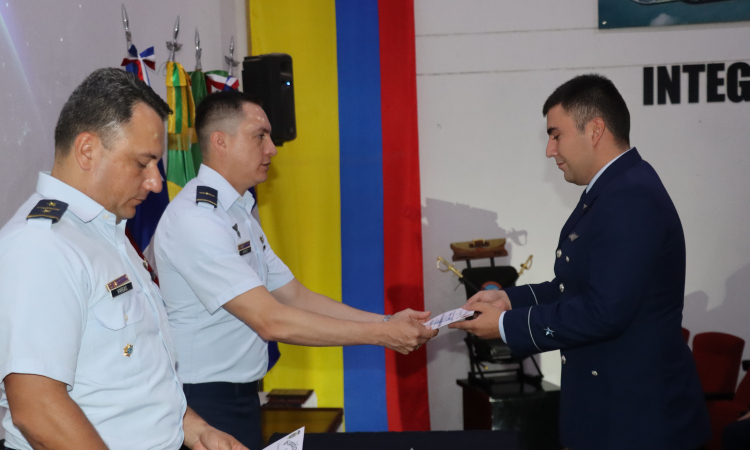 Escuela de Helicópteros gradúa a cuatro Oficiales chilenos como pilotos militares