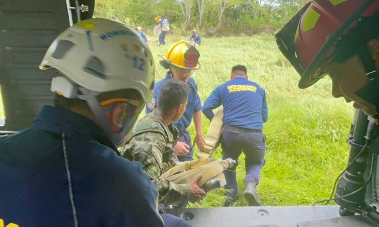 Fuerza Aeroespacial traslada bomberos y equipos para atender incendio en Riosucio, Chocó