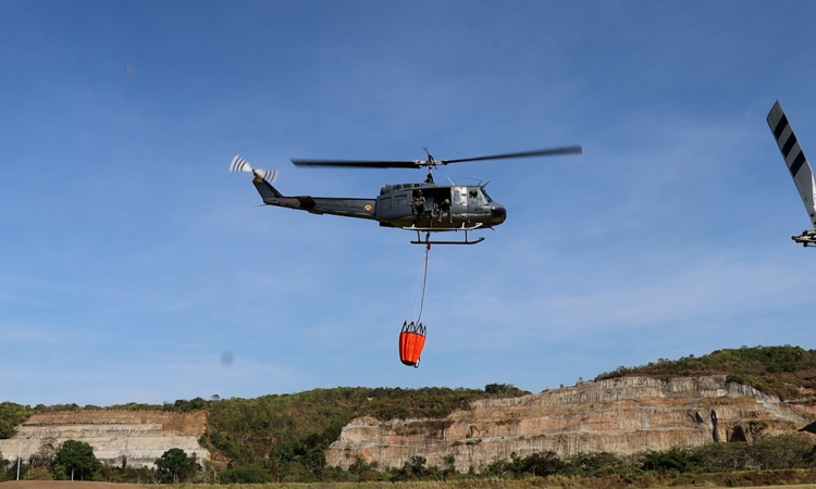 Helicóptero Huey II combate incendio forestal en Nilo, Cundinamarca
