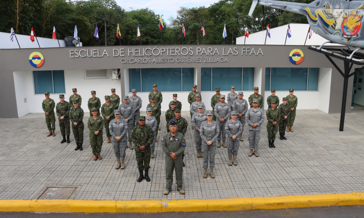 Oficiales en Curso de Información Militar conocen capacidades del Comando Aéreo de Combate N°4