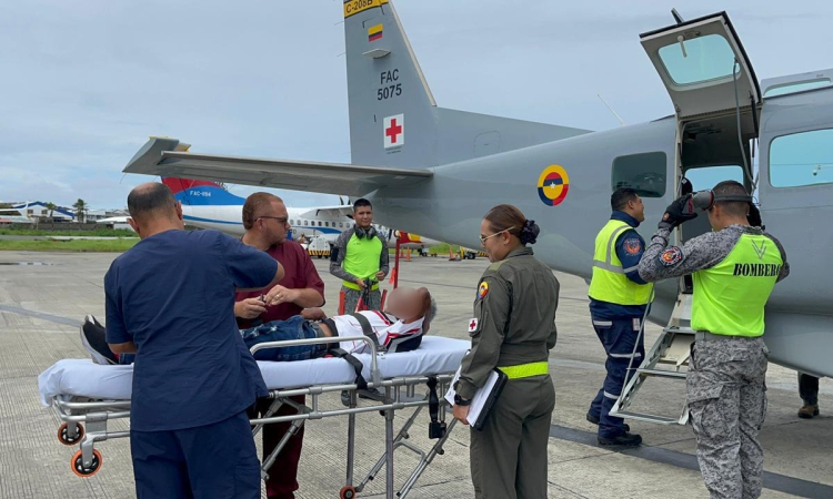 Adulto mayor es atendido desde Providencia en un traslado aeromédico 