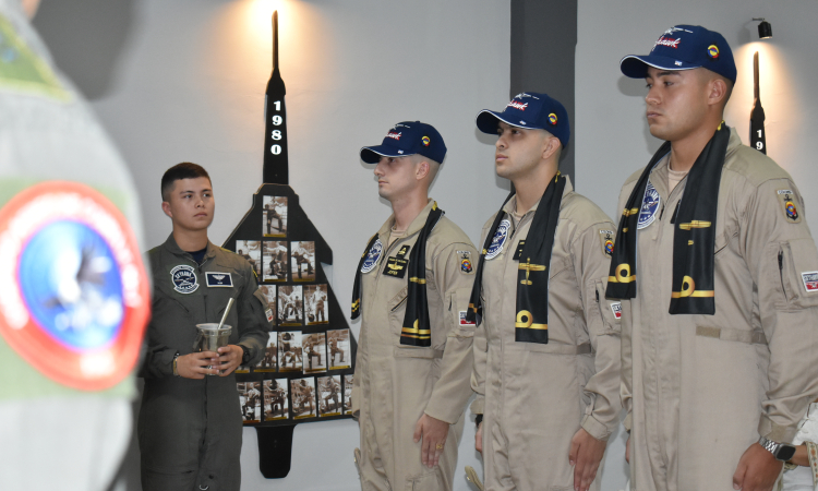 Oficiales navales recibieron tradicional bufanda de vuelo al finalizar instrucción en tierra 