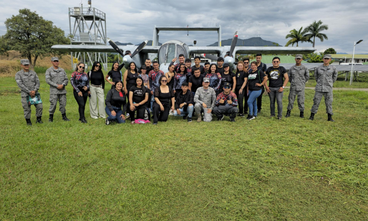 Entre motores y hélices, 26 jóvenes participaron del programa “Así se va a las estrellas”