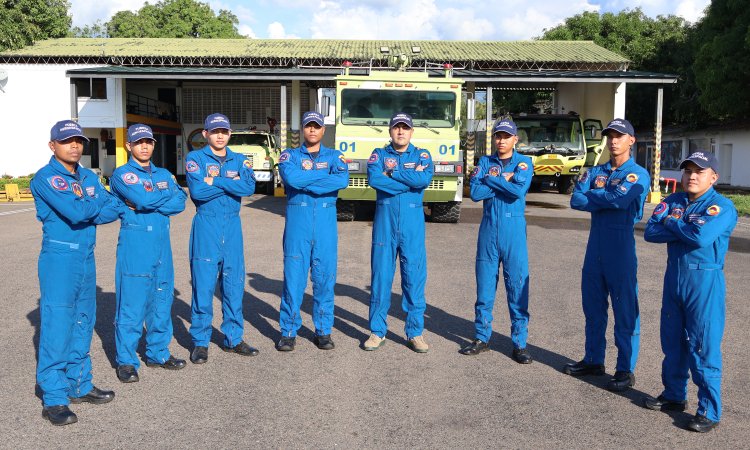 Entre el fuego y el deber: la heroica labor de bomberos aeronáuticos