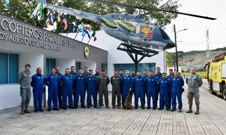 Veinte y tres valerosos hombres, conforman los bomberos aeronáuticos en Melgar