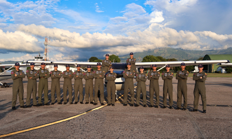 Nueva generación de pilotos militares adquieren habilidades para proteger a la ciudadanía  