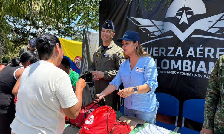 Educación y esperanza vuelan hacia La Pedrera, Amazonas