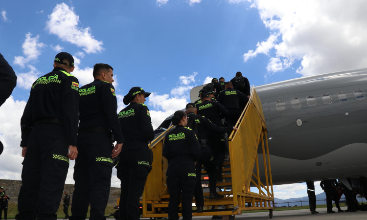 Transporte de uniformados de la Policía Nacional para reforzar la seguridad de la cumbre CELAC-UE