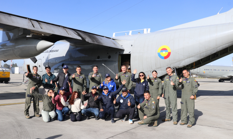 Misión aérea lleva regalos y alegría a niños vulnerables del Pacífico colombiano