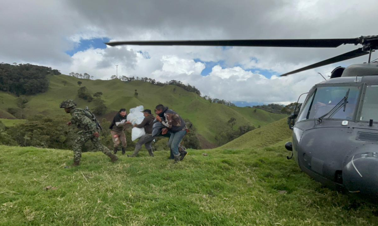 Familias incomunicadas en Villahermosa, reciben ayudas gracias a la Fuerza Aeroespacial Colombiana 
