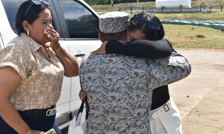Un abrazo que venció la distancia: Soldado se reencontró con su madre