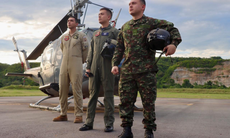 Tres historias, tres jóvenes un sueño, convertirse en piloto de helicóptero
