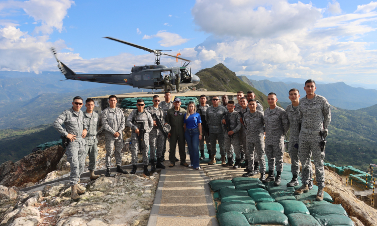 A más de mil metros de altura, soldados reciben reconocimiento en Cundinamarca